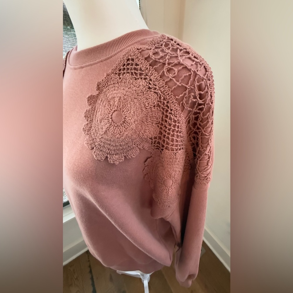 NWT. C&C California. Daisy Appliqué Sweatshirt. Dusty Rose. Size Medium. - Picture 5 of 8
